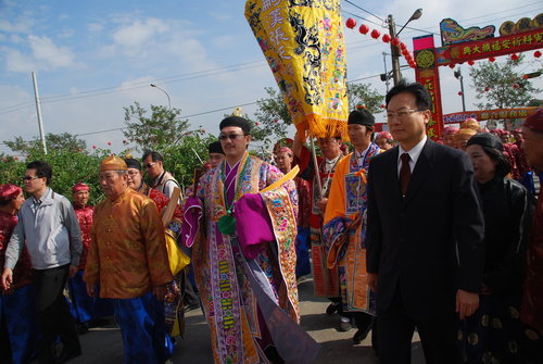 張天師聖駕臨廟 圖右：彰化縣長卓伯源